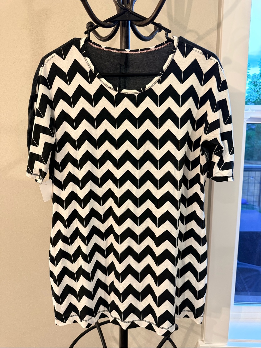 Lululemon Devotion Short Sleeve Tee in Arrow Chevron pattern SIZE 12